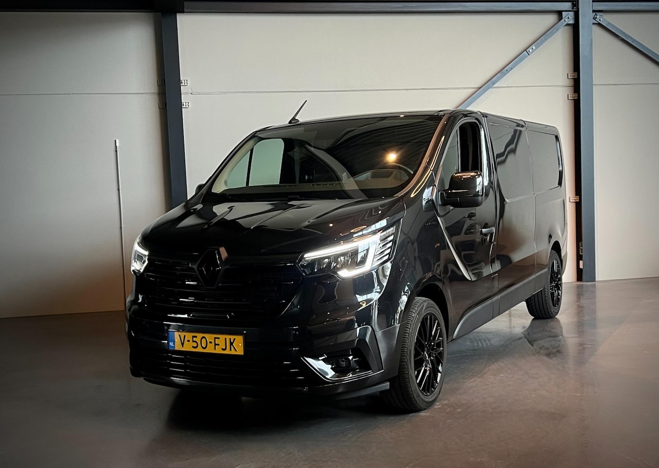 Renault Trafic - 2.0 dCi 130 T30 L2H1 BLACK Edition, Cruise, PDC, Navi, LED. Lane Assist - AutoWereld.nl