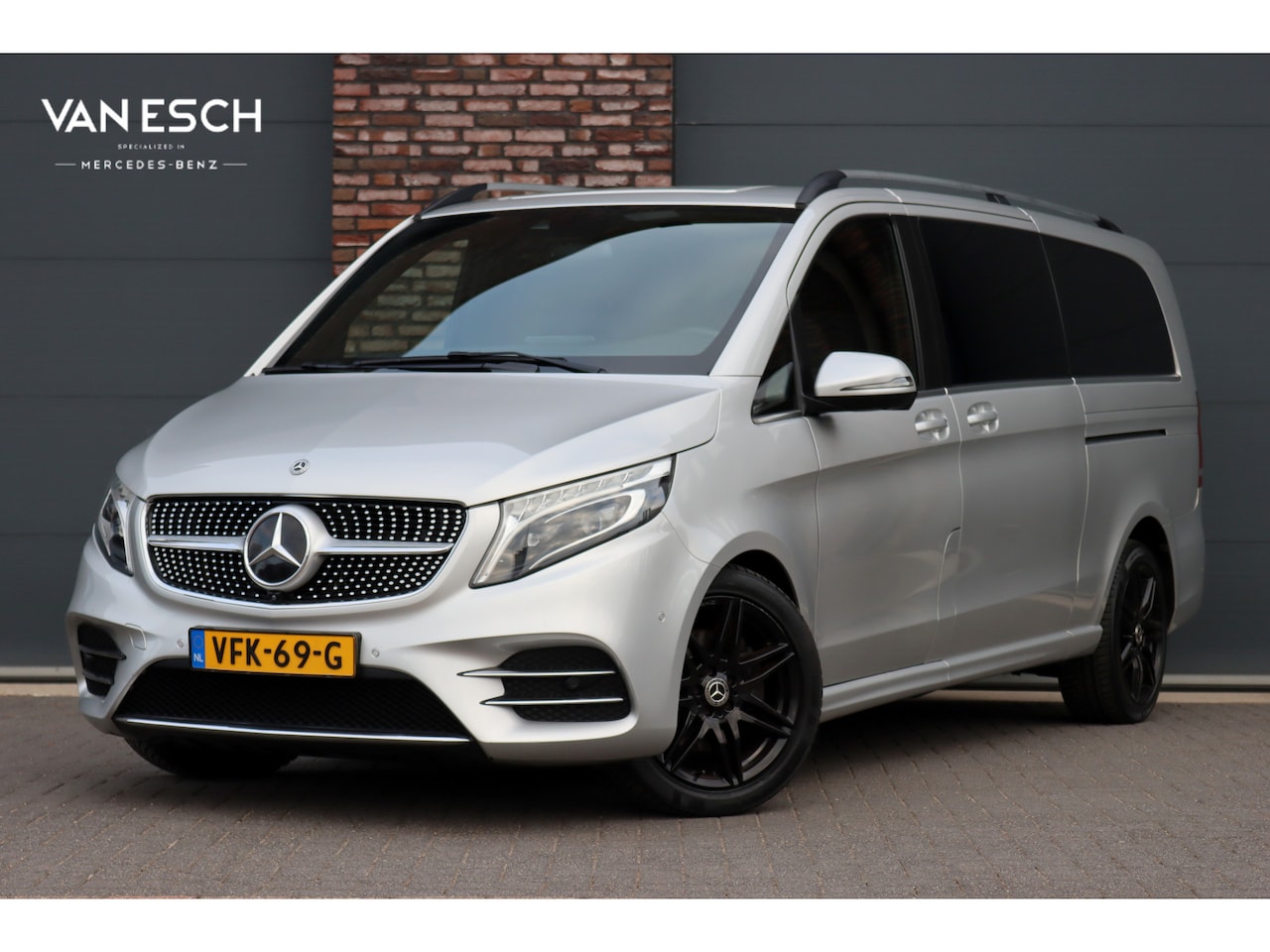 Mercedes-Benz V-klasse - 300d Extra Lang DC AMG Line | Avantgarde | Burmester | Trekhaak | Leder | Sfeerverlichting - AutoWereld.nl