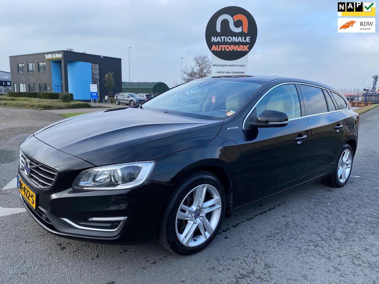 Volvo V60 - 2015 * 2.4 D6 Twin Engine R-Design *APK* *AUTOMAAT* TOP STAAT !! - AutoWereld.nl