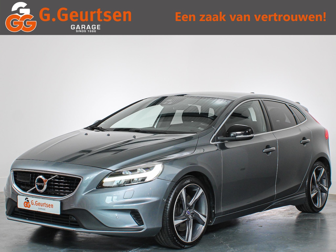 Volvo V40 - 1.5 T3 Polar+ R-design, Panoramdak, Trekhaak, LED, Lederen bekleding, Camera, H&K - AutoWereld.nl