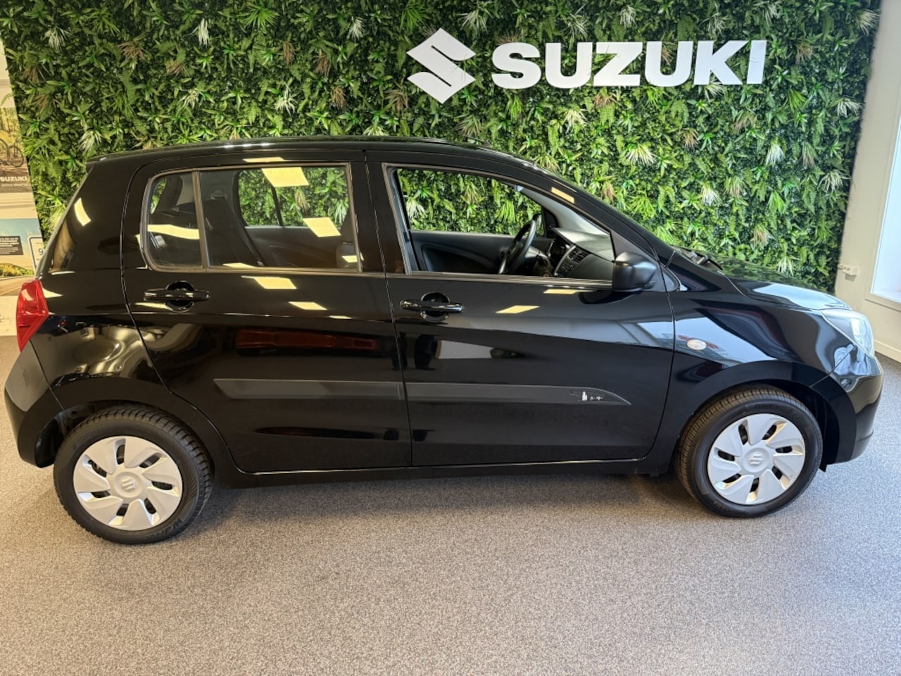 Suzuki Celerio - Airconditioning 5-persoons 1.0 Comfort 5-drs 1e eigenaar Stootlijsten Handsfree bellen - AutoWereld.nl