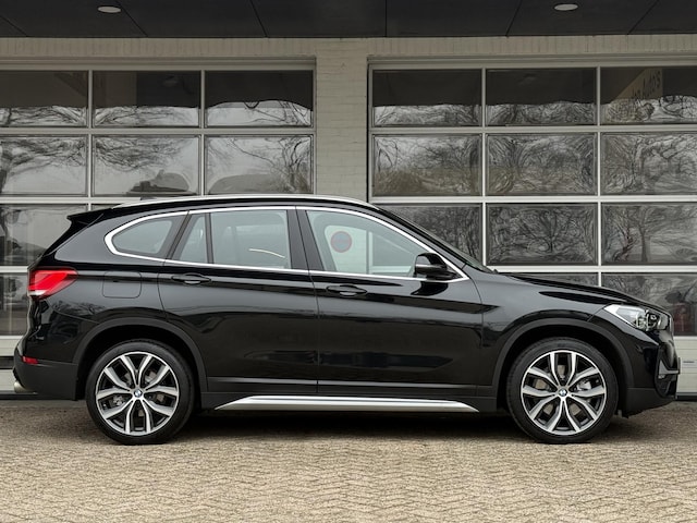 BMW X1 sDrive20i VDL Nedcar Edition | PANORAMA | 19 INCH LM VELGEN