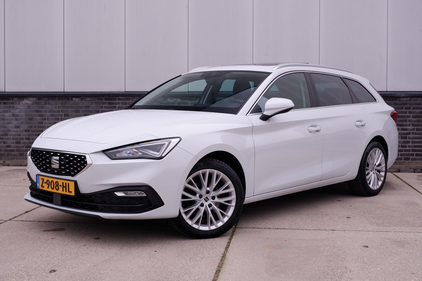 SEAT Leon Sportstourer - 1.5 eTSI Xcellence M-Hybrid | LED | Panorama | Elek. Trekhaak | Carplay | Navi | Sfeerverl - AutoWereld.nl
