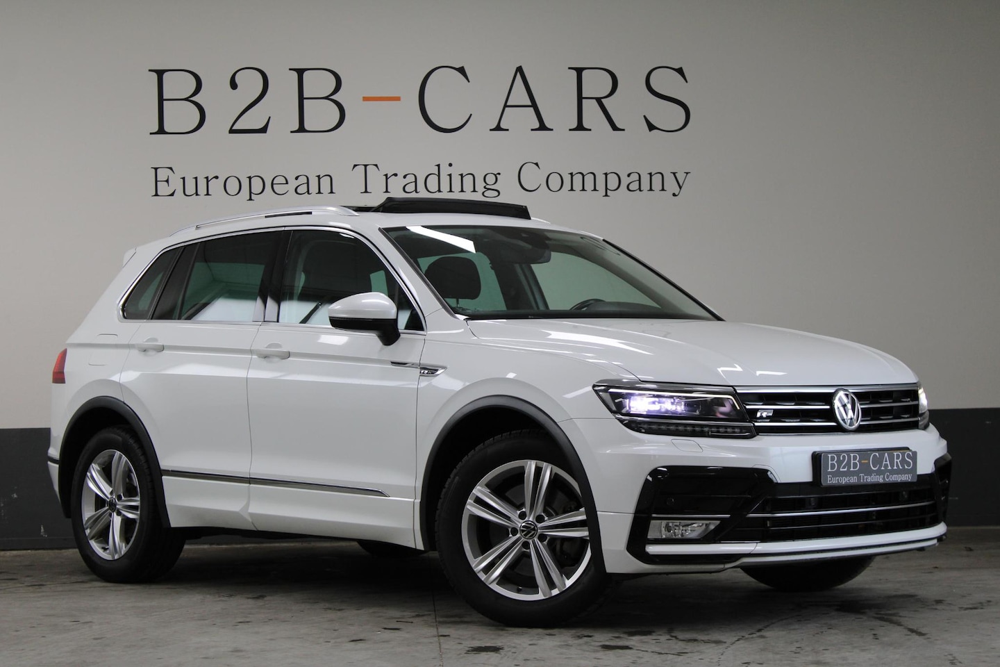 Volkswagen Tiguan - 2.0 TSI 4Motion R-line Panoramadak - Trekhaak - AutoWereld.nl