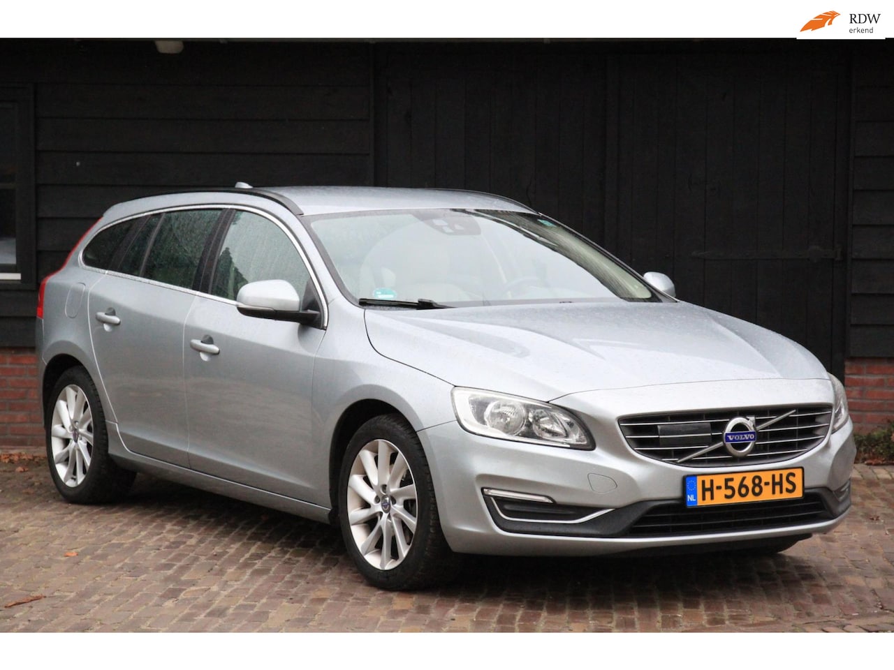 Volvo V60 - 2.0 D3 Momentum Leer/Navigatie/Adaptive/Blis/Parkeersensor/Trekhaak afneembaar - AutoWereld.nl