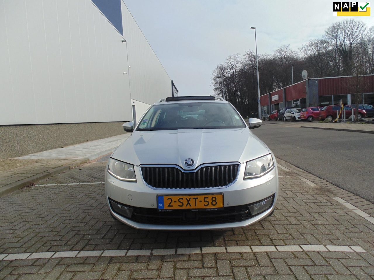 Skoda Octavia Combi - 1.4 TSI Greentech Elegance Businessline 1.4 TSI Greentech Elegance Businessline NAVI PANO DAK - AutoWereld.nl
