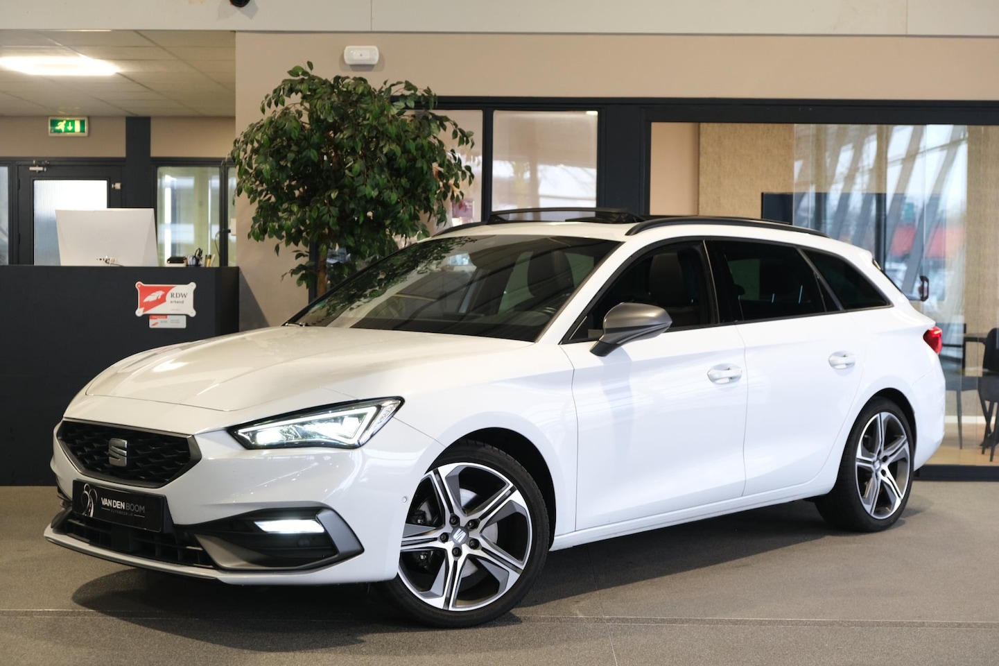 SEAT Leon Sportstourer - 1.5 eTSI FR 150PK DSG Pano Trekhaak Cam Led Beats Alcantara - AutoWereld.nl