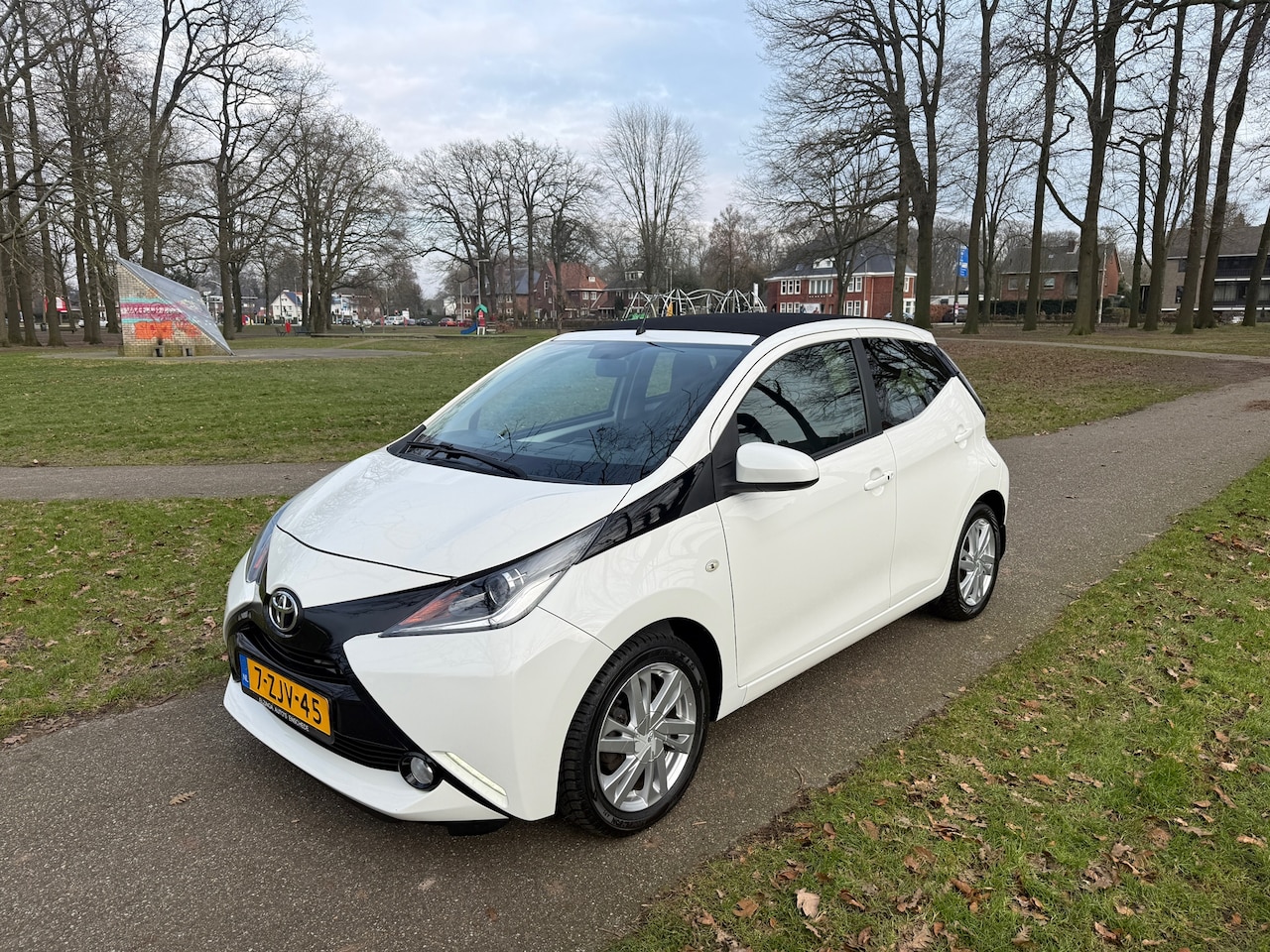 Toyota Aygo - 1.0 VVT-i x-wave Automaat-navi-camera-cabrio top - AutoWereld.nl