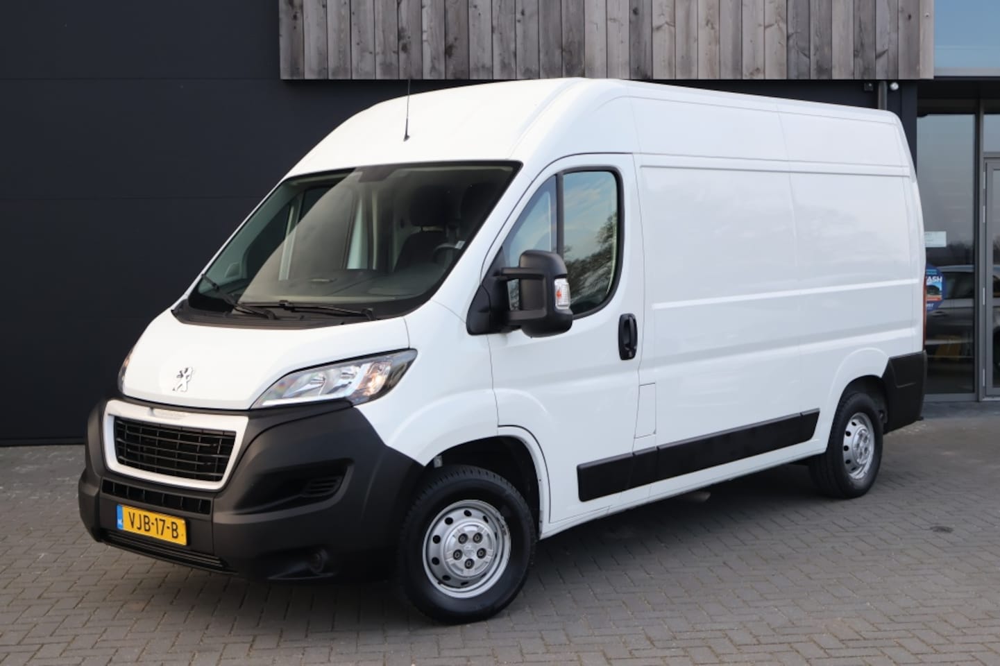 Peugeot Boxer - 330 2.2 HDI L2H2 140pk | Trekhaak | Camera | Airco | Bluetooth - AutoWereld.nl