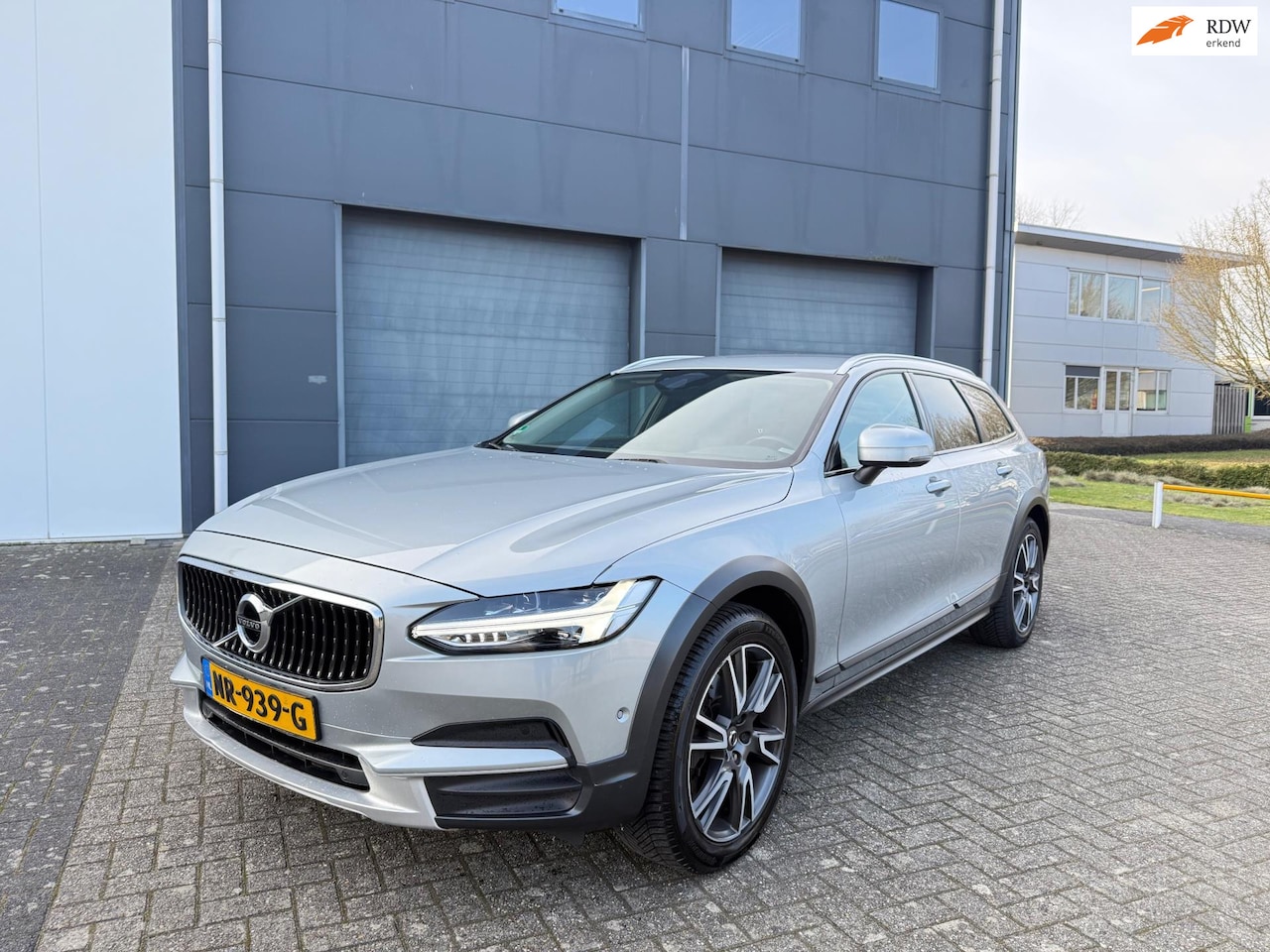 Volvo V90 Cross Country - 2.0 D4 Pro Stuurverwarming Pilot assist - AutoWereld.nl