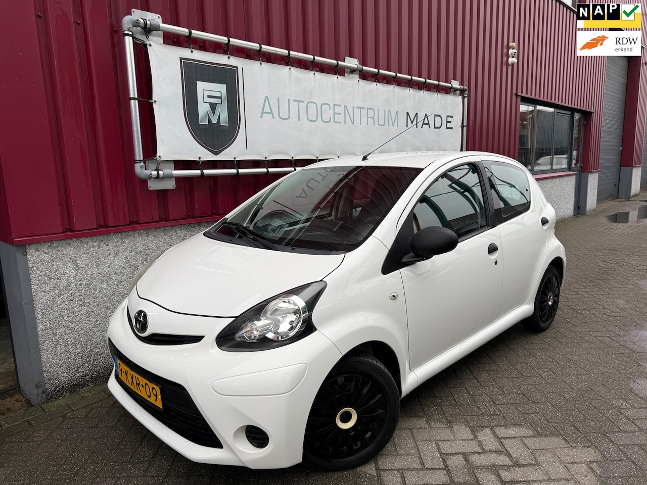 Toyota Aygo - 1.0 VVT-i Now // 101 DKM NAP // Airco // Navi // 5-Deurs - AutoWereld.nl