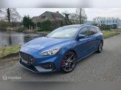 Ford Focus Wagon - 2.3 EcoBoost ST-3 / Pano / HUD / Navi / Cam
