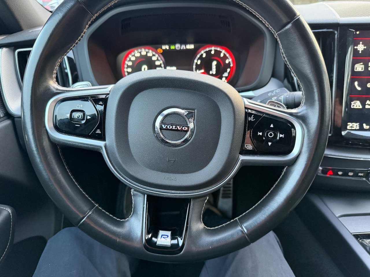 Volvo XC60 - 2.0 T6 AWD R-Design | Panoramadak | Trekhaak Wegklapbaar | Harman Kardon | Head-Up Display - AutoWereld.nl