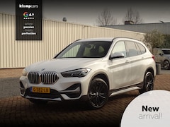 BMW X1 - sDrive20i ParelWeiss | Full Options | HUD | NavPro | Stoelverw | All wheater | Uniek
