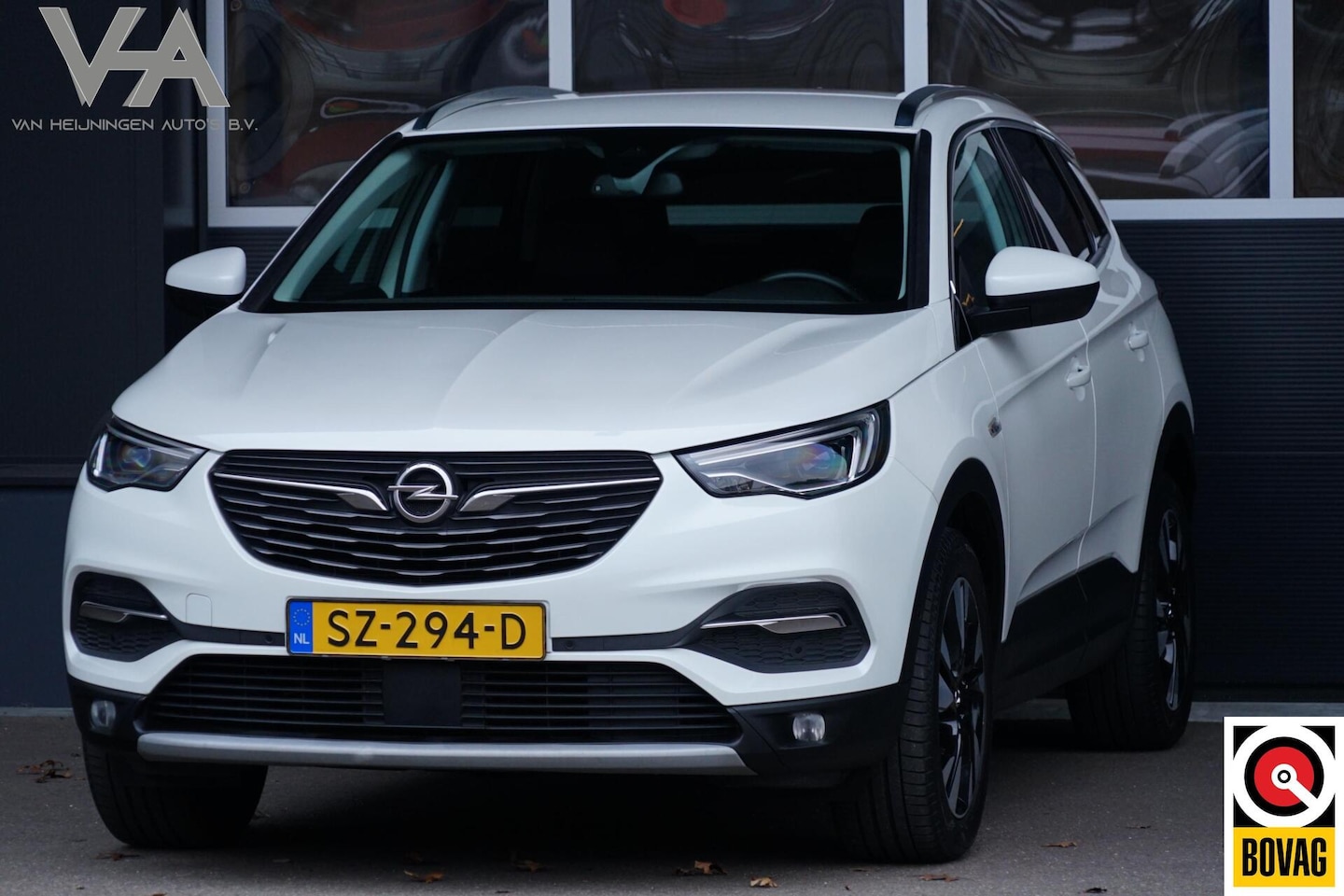 Opel Grandland X - 1.2 Turbo Business Executive 1.2 Turbo Business Executive, NL, trekh. keyless - AutoWereld.nl