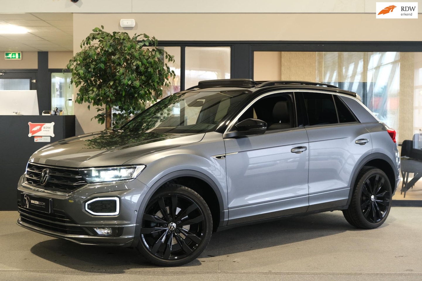Volkswagen T-Roc - 1.5 TSI DSG 2 x R-Line Pano Led Virtual Keyless - AutoWereld.nl