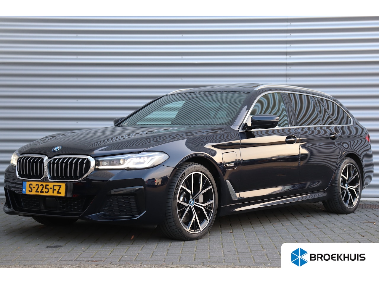 BMW 5-serie Touring - 530e 292PK X-DRIVE HIGH EXECUTIVE M-SPORT / NAVI / LEDER / LASER-LED / CLIMA / PDC / 19" L - AutoWereld.nl