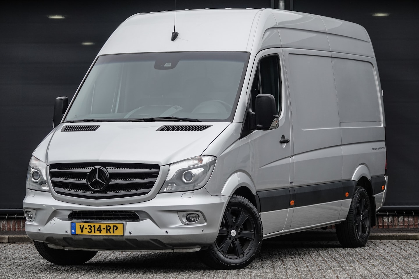 Mercedes-Benz Sprinter - 319Cdi 3.0 BlueTEC 6-Cilinder 190Pk 7G-Tronic | Edition Sprinter | RWD | Stoel-Bank | Acht - AutoWereld.nl
