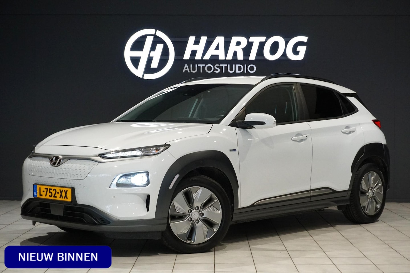 Hyundai Kona Electric - EV Premium 64 kWh + LEDER / DODEHOEK  / STUURWIEL VERWARMING - AutoWereld.nl