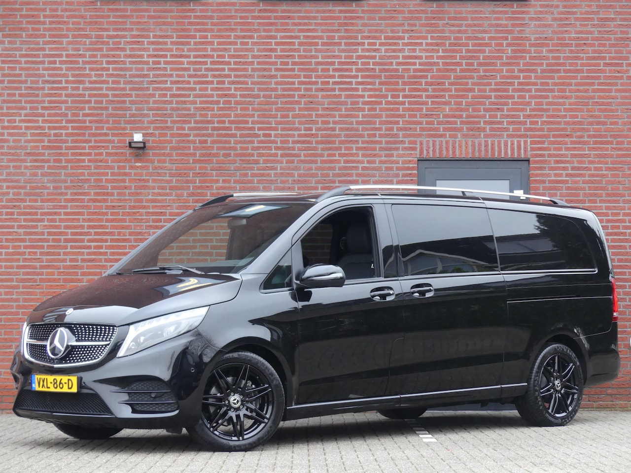 Mercedes-Benz V-klasse - 300d Extra Lang AMG Dubbel Cabine Adaptive cruise Sfeerverlichting - AutoWereld.nl