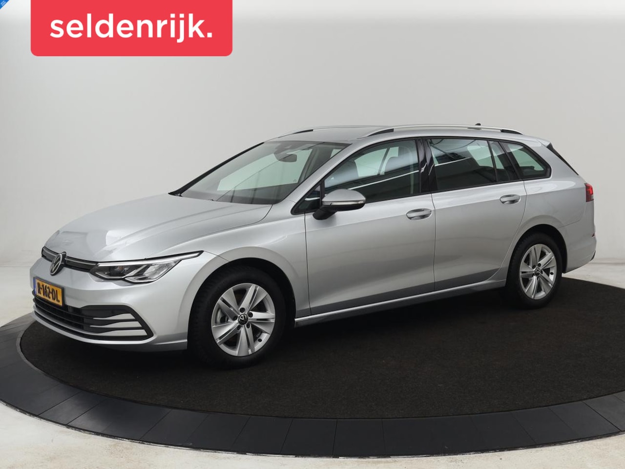 Volkswagen Golf Variant - 1.0 TSI Life | Trekhaak | Camera | Adaptive cruise | Sfeerverlichting | Carplay | Navigati - AutoWereld.nl