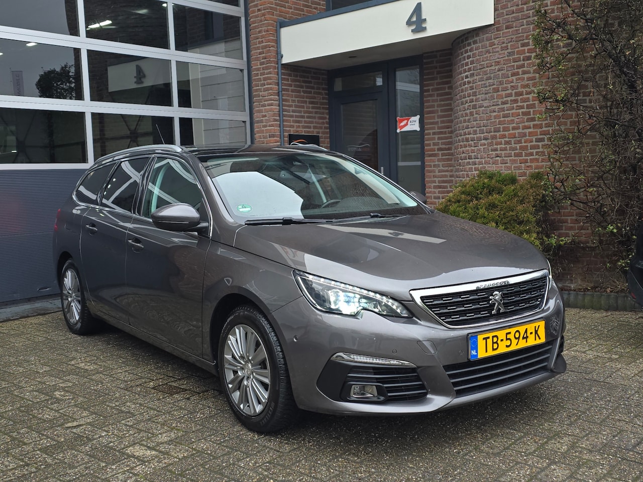 Peugeot 308 SW - 1.2 PureTech Blue Lease Premium Pano |Led |Navi - AutoWereld.nl