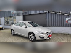 Volvo S60 - 1.6 T4 Kinetic met 180 pk. Automaat