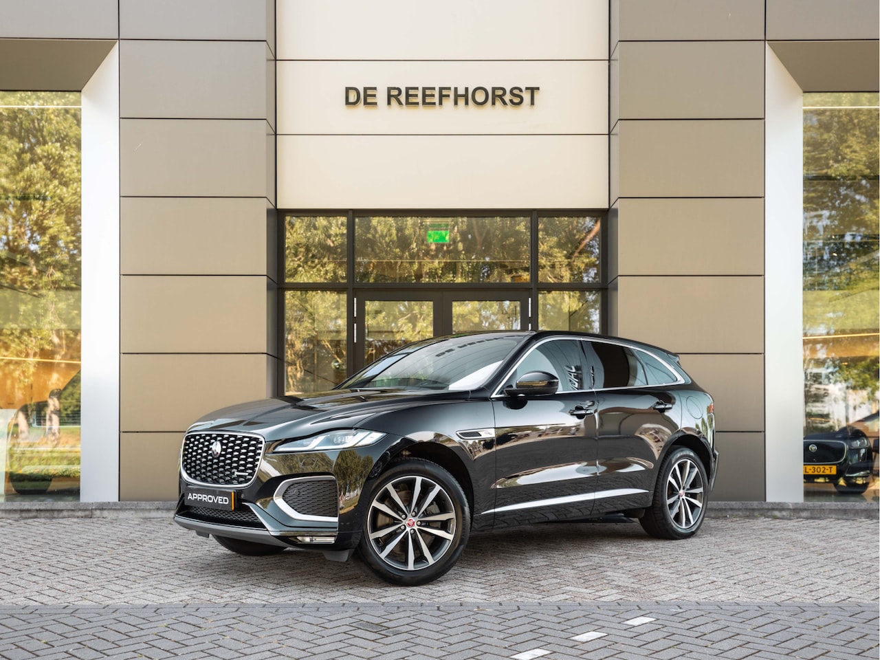 Jaguar F-Pace - P400e 404pk AWD PHEV R-Dynamic SE Panorama Dak | 20"Lm velgen | Draadloos Apple CarPlay / - AutoWereld.nl