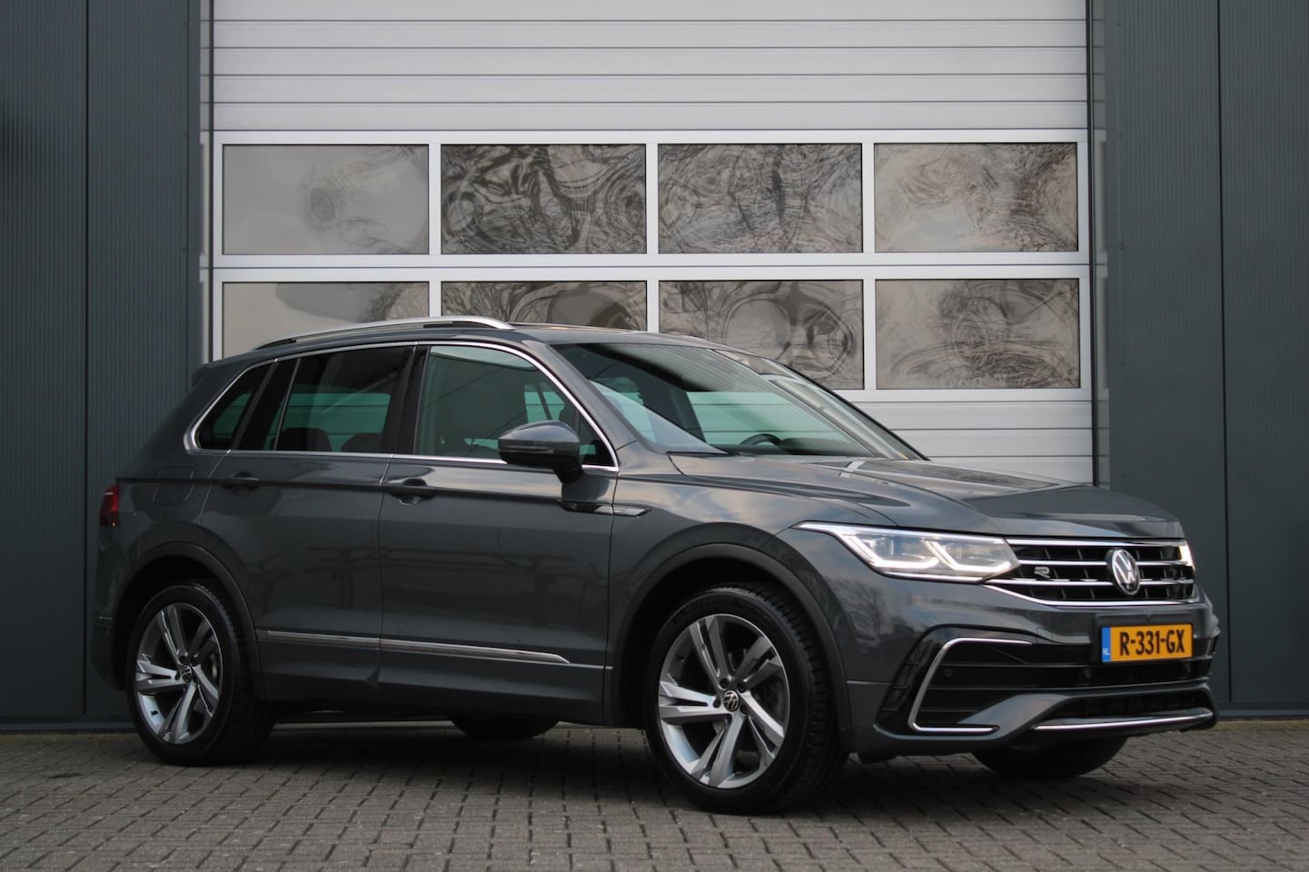 Volkswagen Tiguan - 1.5 TSI R-Line Business+ DSG ACC/Virtual/Camera/Panodak/Keyless/LED/LaneAssist/Carplay/PDC - AutoWereld.nl
