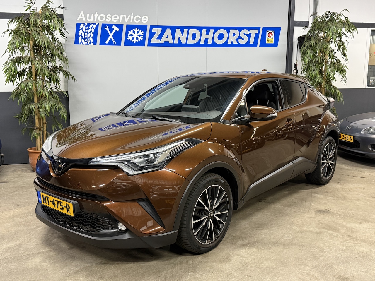 Toyota C-HR - 1.2 Premium // Autom // Led // 18 Inch // Half Leer - AutoWereld.nl