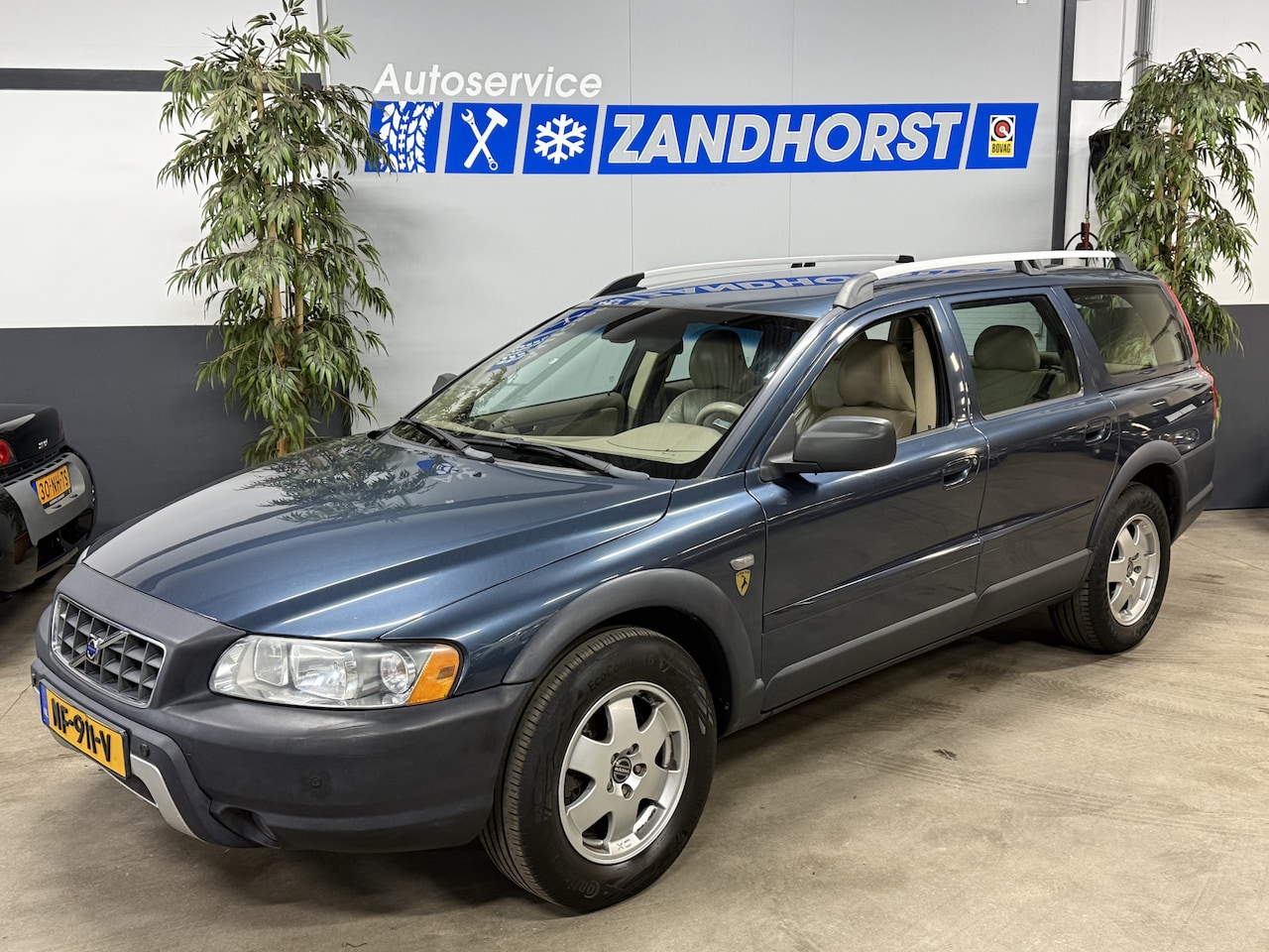 Volvo XC70 - 2.4 D5 Kinetic AWD // Leer // Trekhaak - AutoWereld.nl