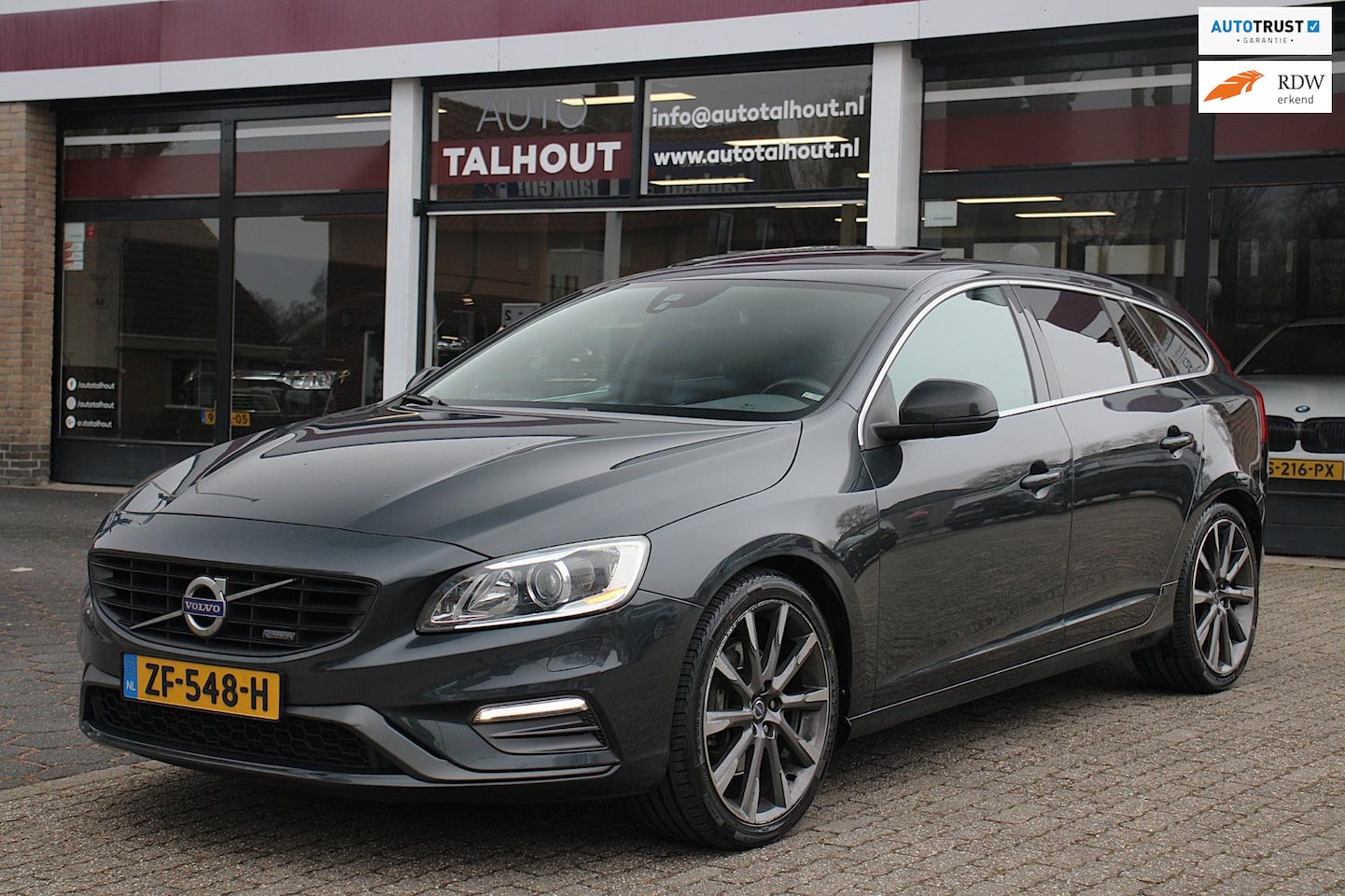 Volvo V60 - 2.0 T5 Summum R-Design | Schuifdak, Navigatie, Nieuwe APK + Remmen + Banden, Distributieri - AutoWereld.nl