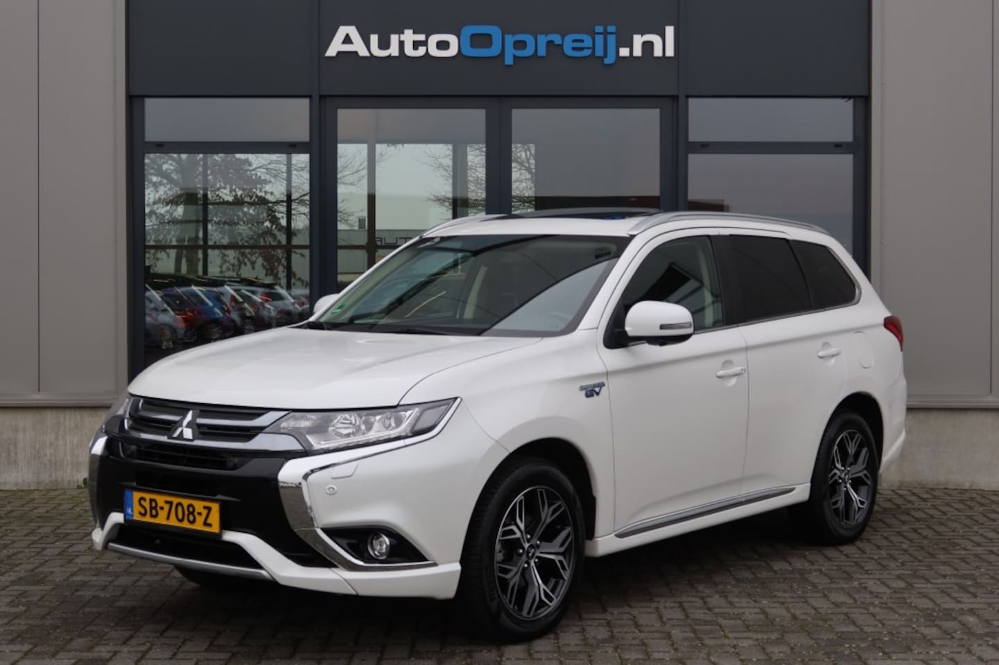 Mitsubishi Outlander - 2.0 PHEV Prestige AWD NAVI, Clima, NAVI, Camera, Trekhaak, Schuif/kanteldak - AutoWereld.nl