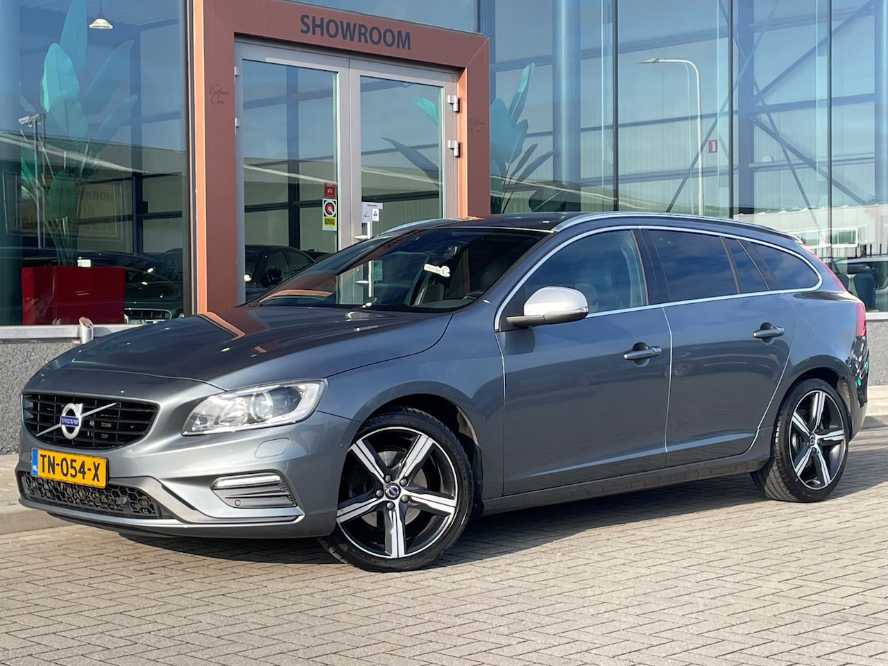 Volvo V60 - 2.0 D4 R-Design Automaat | Schuifdak | LEDER | Trekhaak - AutoWereld.nl