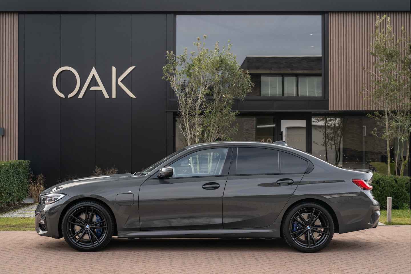 BMW 3-serie - 330e | M-Sport | Live Cockpit | Alcantara/Leder | H&K | PDC | 19"LM | Dravit Grau - AutoWereld.nl