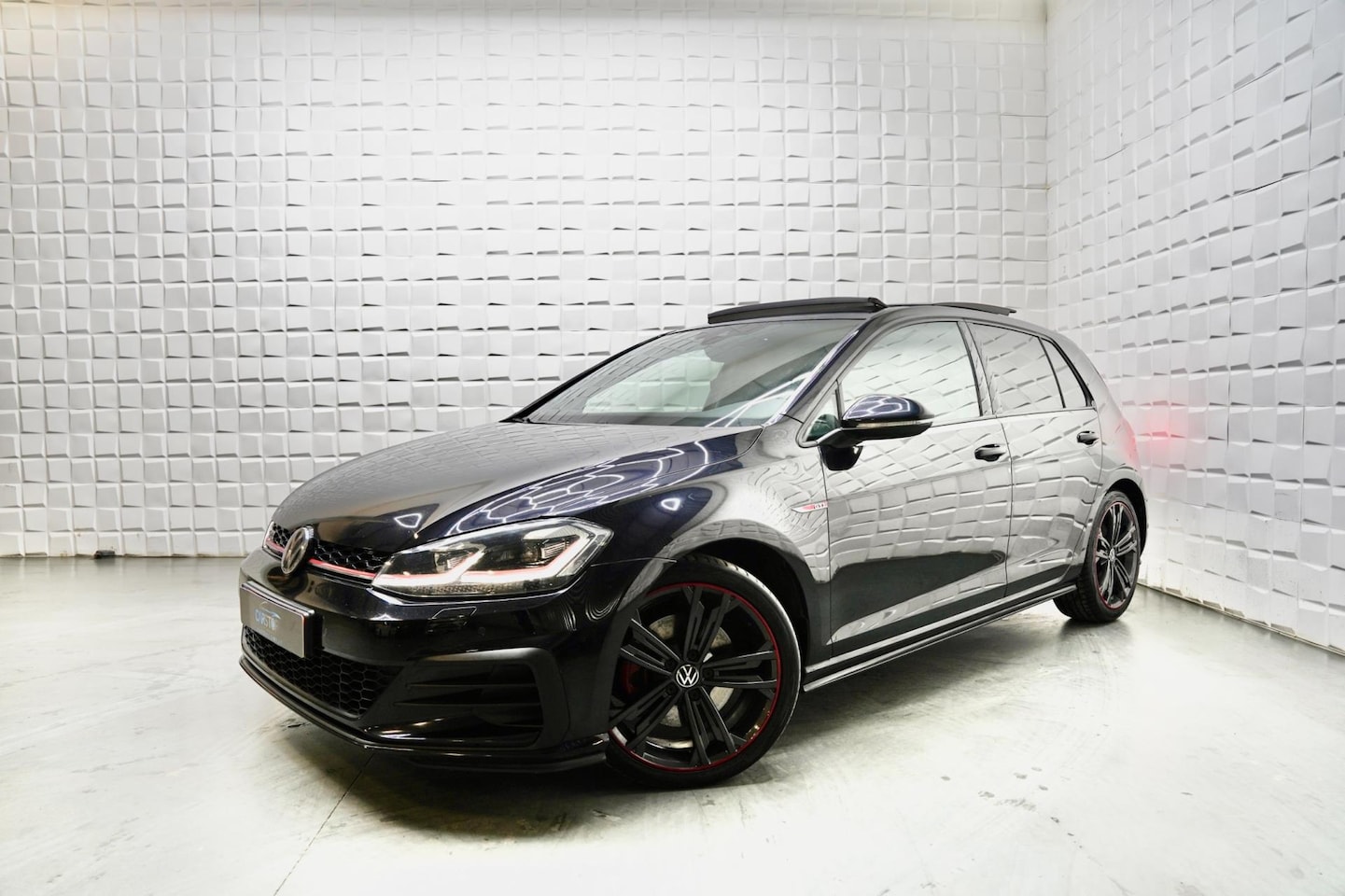 Volkswagen Golf - 2.0 TSI GTI Performance PANO VIRTUAL KEYLESS - AutoWereld.nl