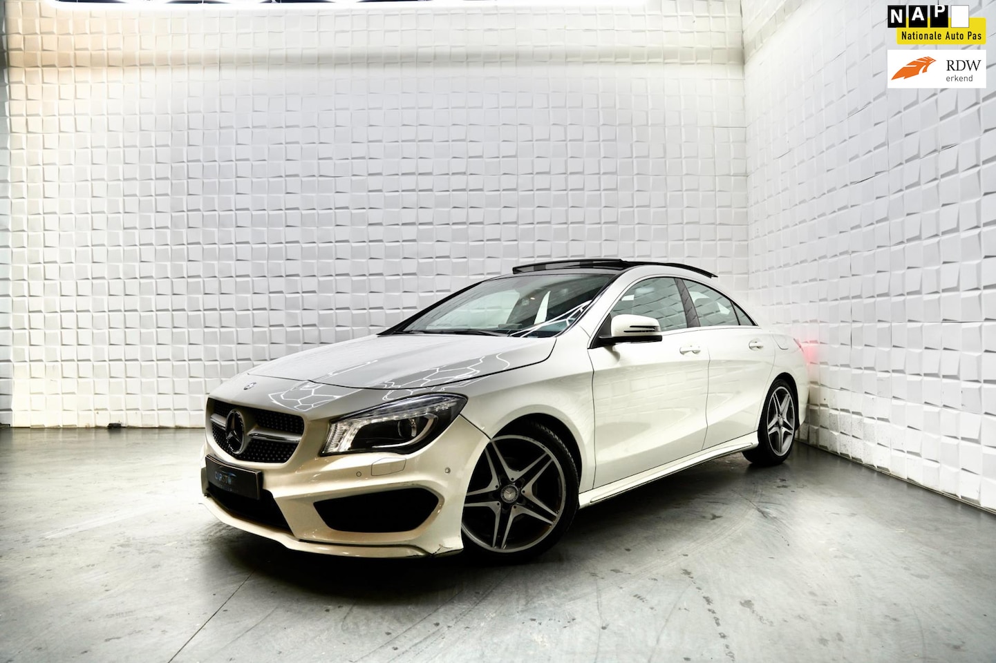 Mercedes-Benz CLA-Klasse - 200 AMG PANO LEER NAVI PDC NAP - AutoWereld.nl