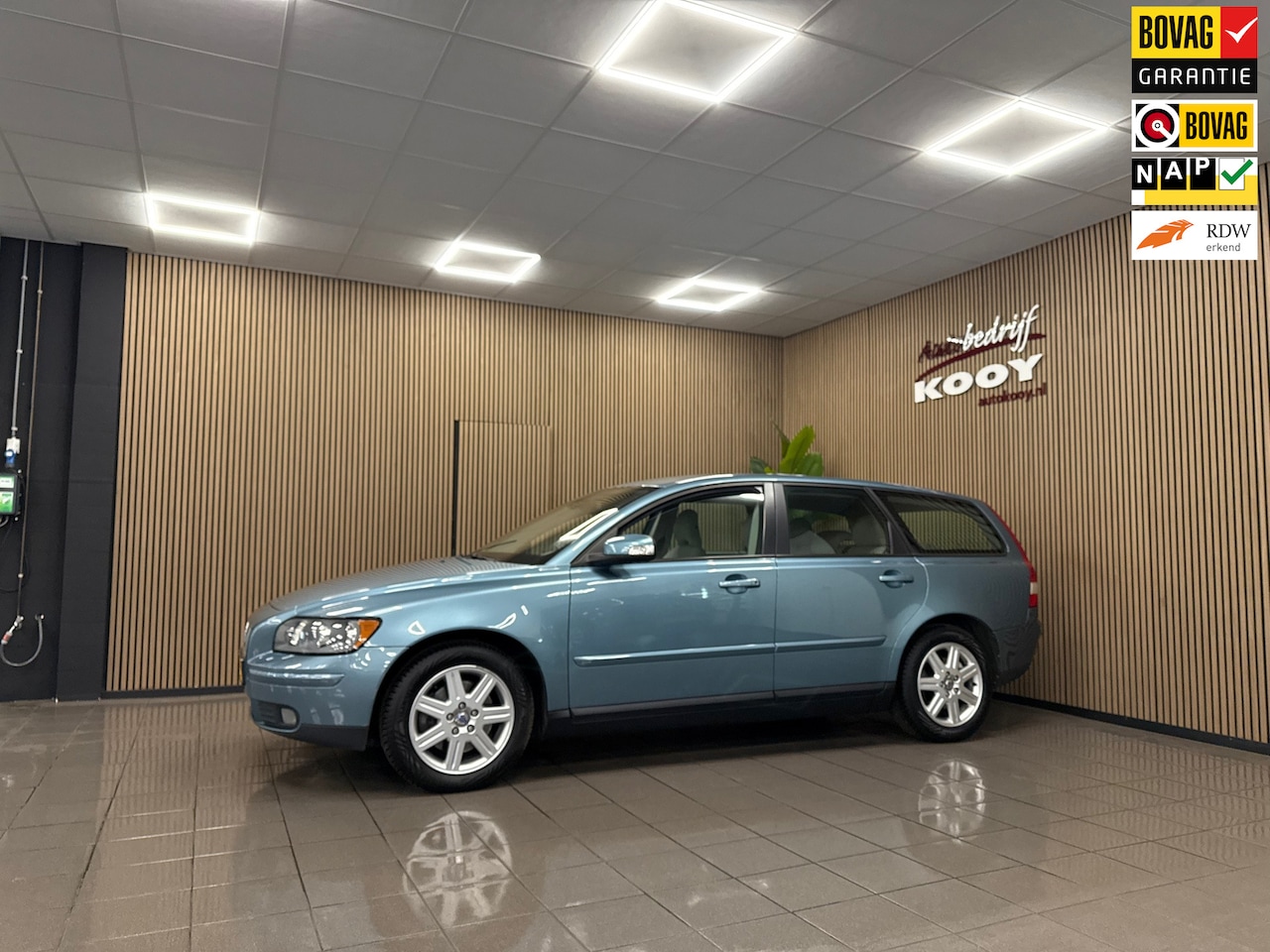 Volvo V50 - 2.4 Edition II * Automaat / Trekhaak / Cruise control / LM Velgen / NL Auto * - AutoWereld.nl