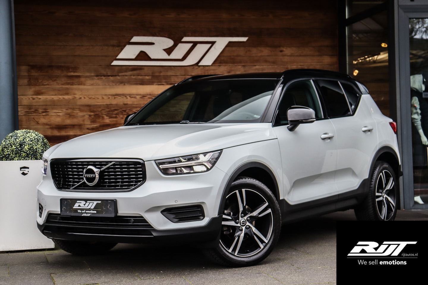 Volvo XC40 - 1.5 T3 R-Design **Lane assist/Resign lederen stoelen/Zwarte hemel/DAB** - AutoWereld.nl