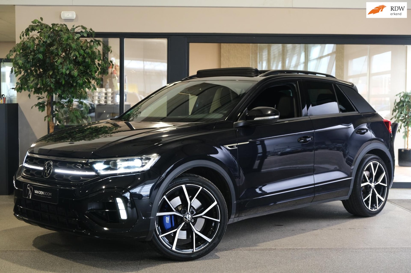 Volkswagen T-Roc - 2.0 TSI 4Motion R 300PK Facelift Pano Leder IQ Led Cam Trekhaak - AutoWereld.nl
