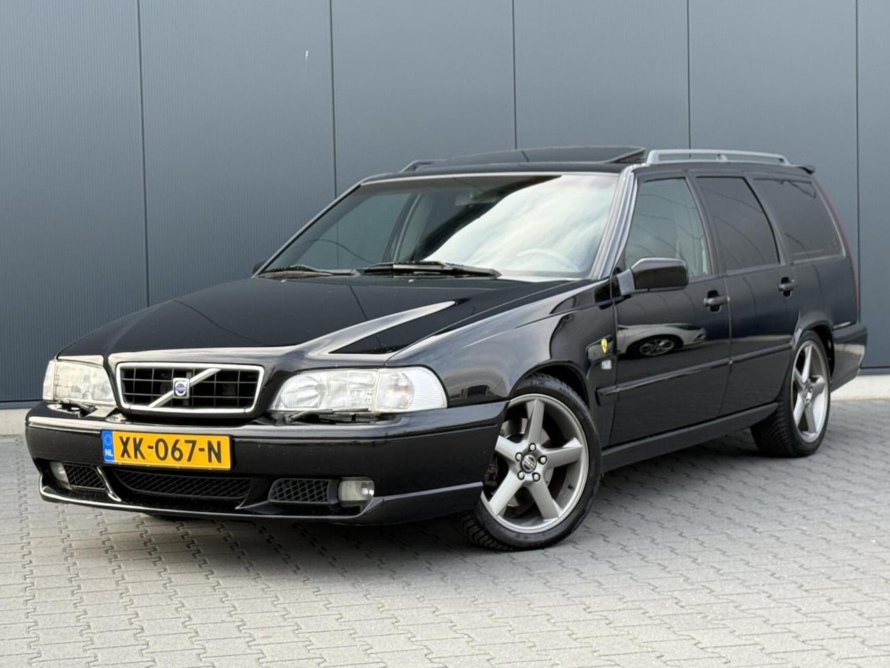 Volvo V70 - 2.3 R 240PK 208DKM - Schuifdak - Unieke Auto - Originele Staat. - AutoWereld.nl