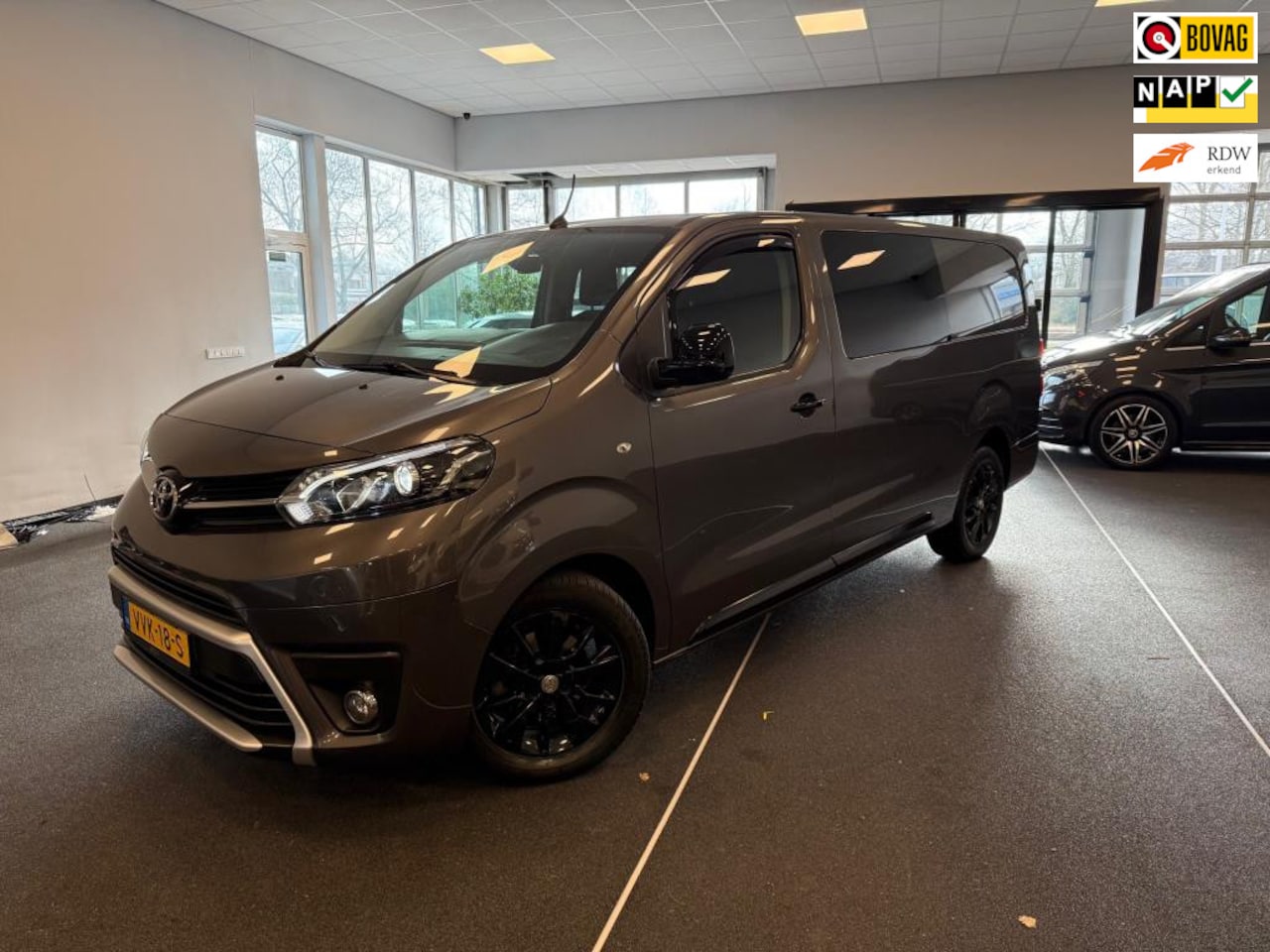 Toyota ProAce Worker - 2.0 D-4D Black Line DC 2.0 D-4D Black Line DC 6 persoons - AutoWereld.nl