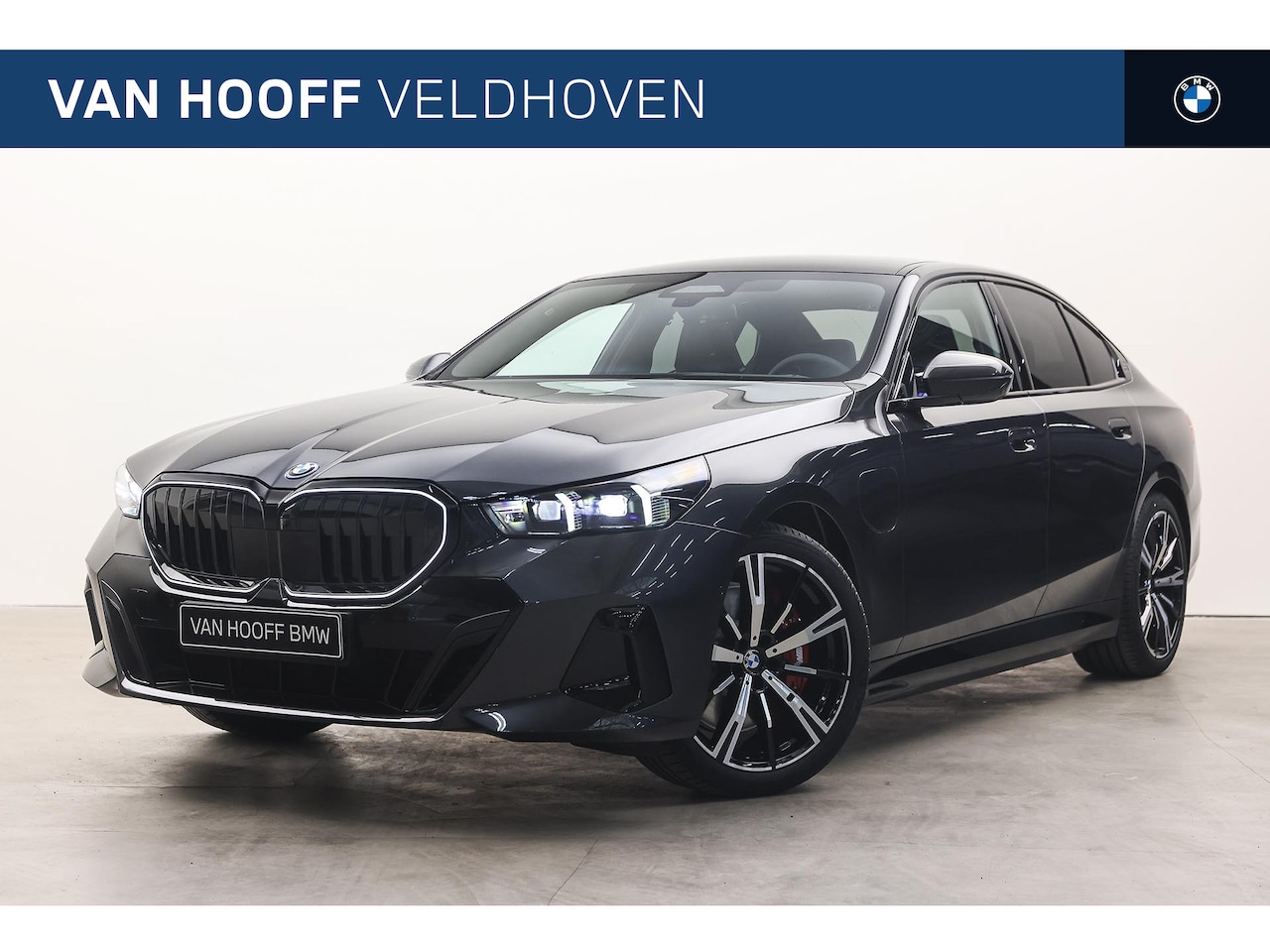 BMW 5-serie - 550e xDrive M Sport Automaat / Panoramadak / Bowers & Wilkins / M Multifunctionele Stoelen - AutoWereld.nl