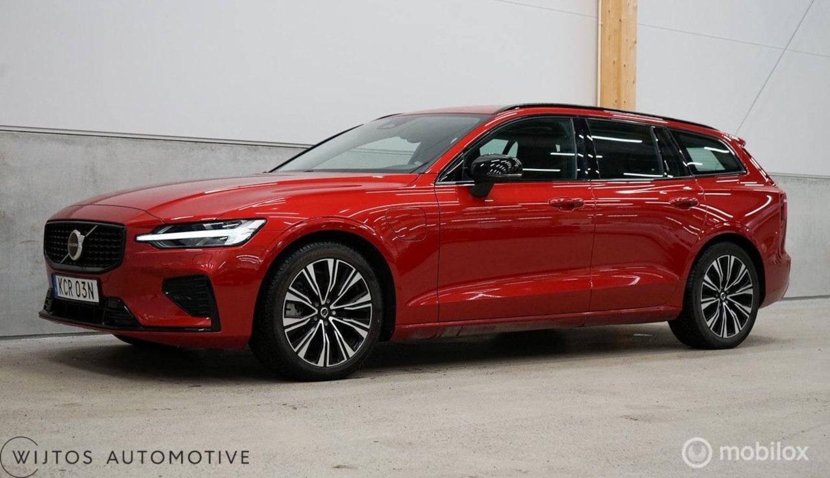 Volvo V60 - 2.0 T6 Plug-in hybrid AWD Plus Dark, winterbanden - AutoWereld.nl