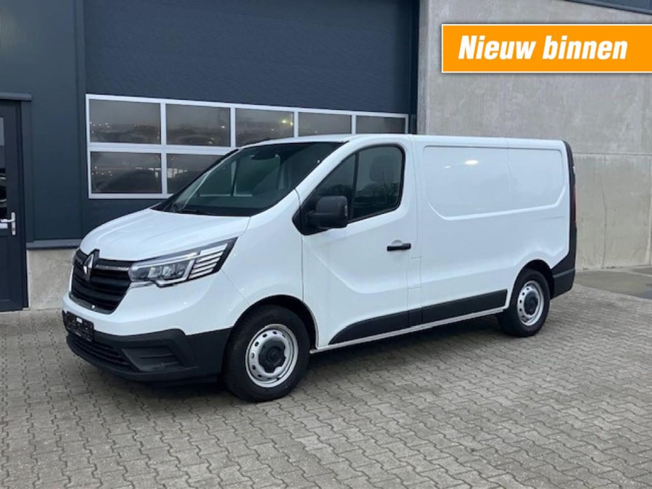 Renault Trafic - 2.0 D 110pk  L1H1 - Navi/Apple/Android - Camera -  park sensor - All Season banden - AutoWereld.nl