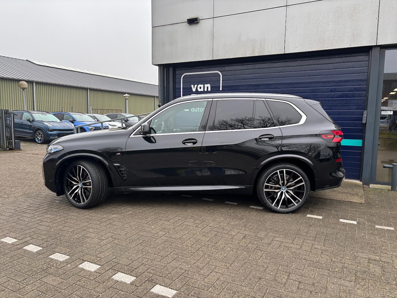 BMW X5 - xDrive50e M-Sport PANORAMA DAK HARMAN KARDON 360 CAMERA 22 INCH VELGEN LUCHTVERING - AutoWereld.nl