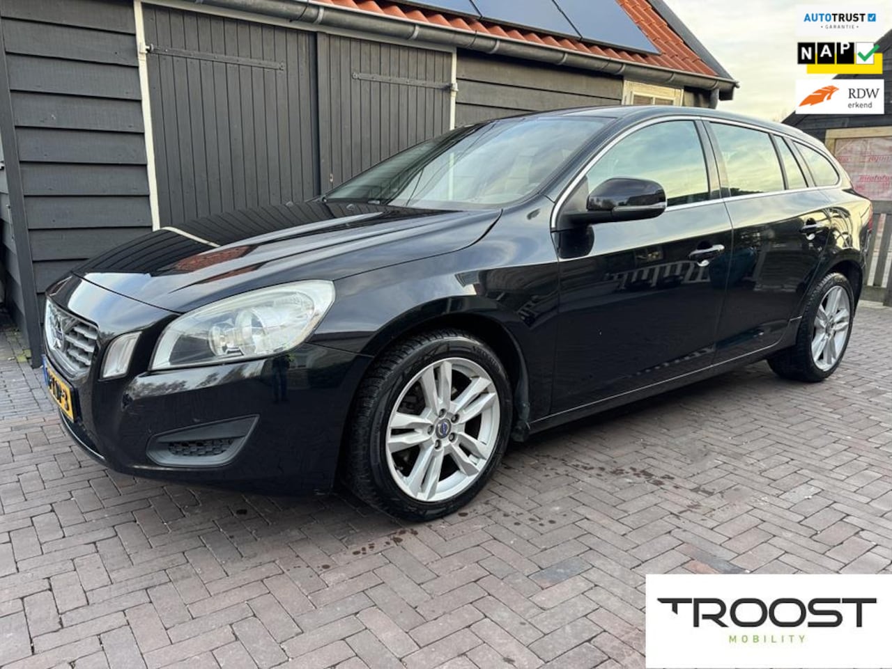 Volvo V60 - 1.6 T3 Momentum | Trekhaak |N.A.P. | Navi | incl. beurt en nwe APK - AutoWereld.nl