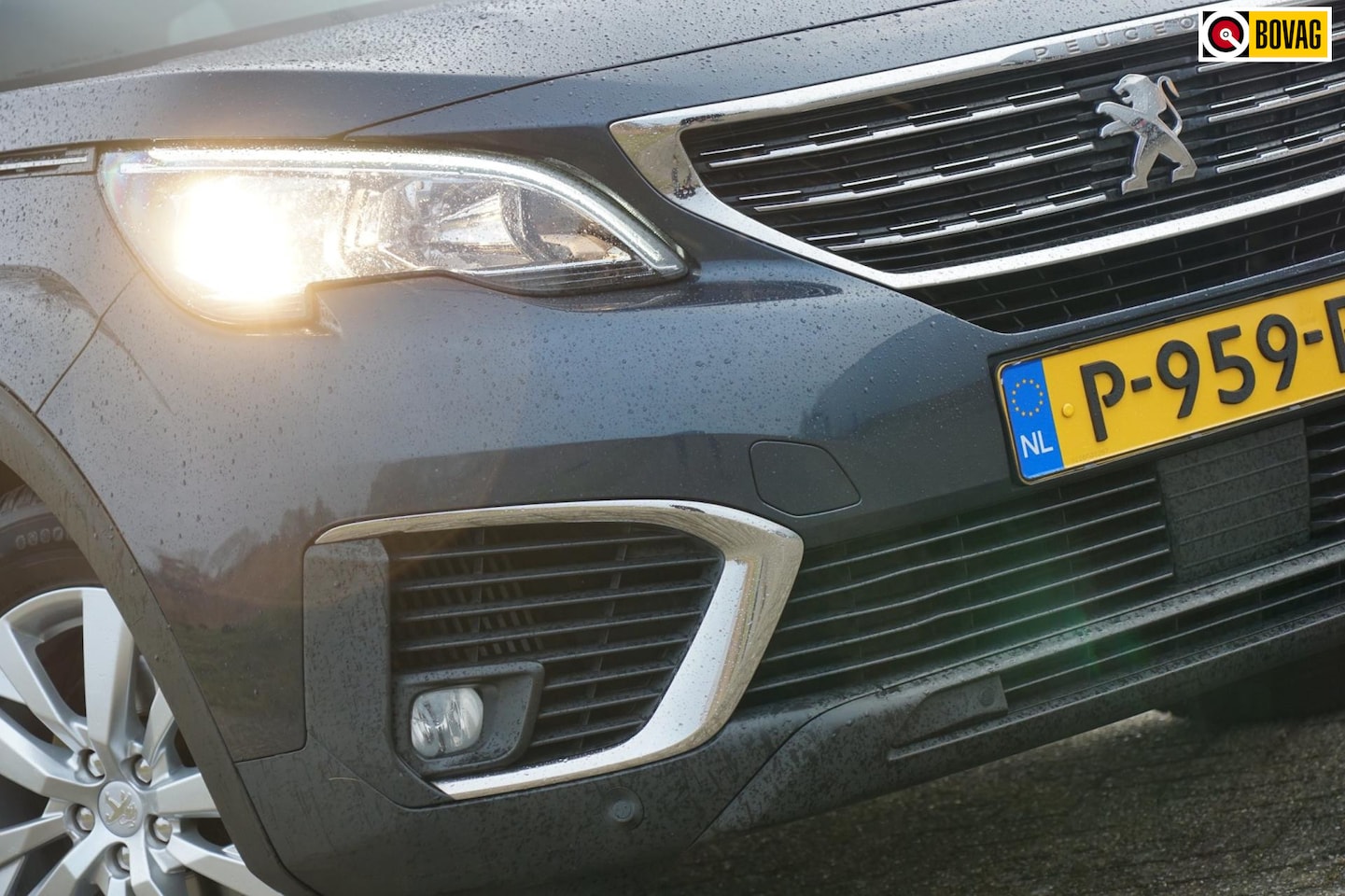 Peugeot 5008 - 1.2 PureTech 130pk Automaat Premium - Blue Bourasque - Carplay/Nav/Camera/Trekhaak - AutoWereld.nl