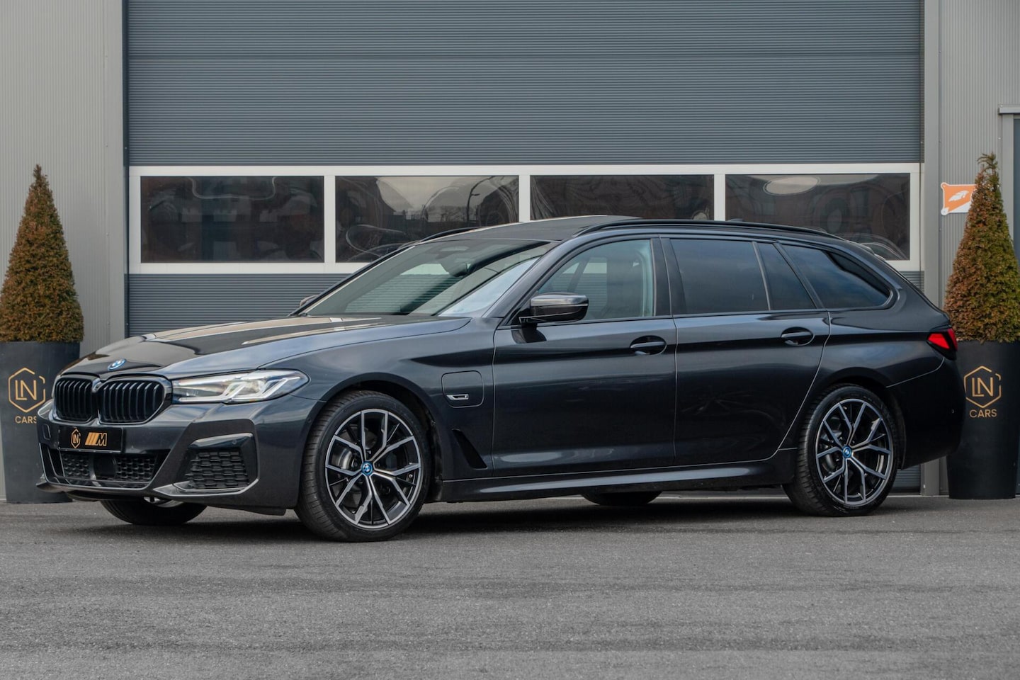 BMW 5-serie Touring - 530e Business | DAB | Pano | Trekhaak - AutoWereld.nl