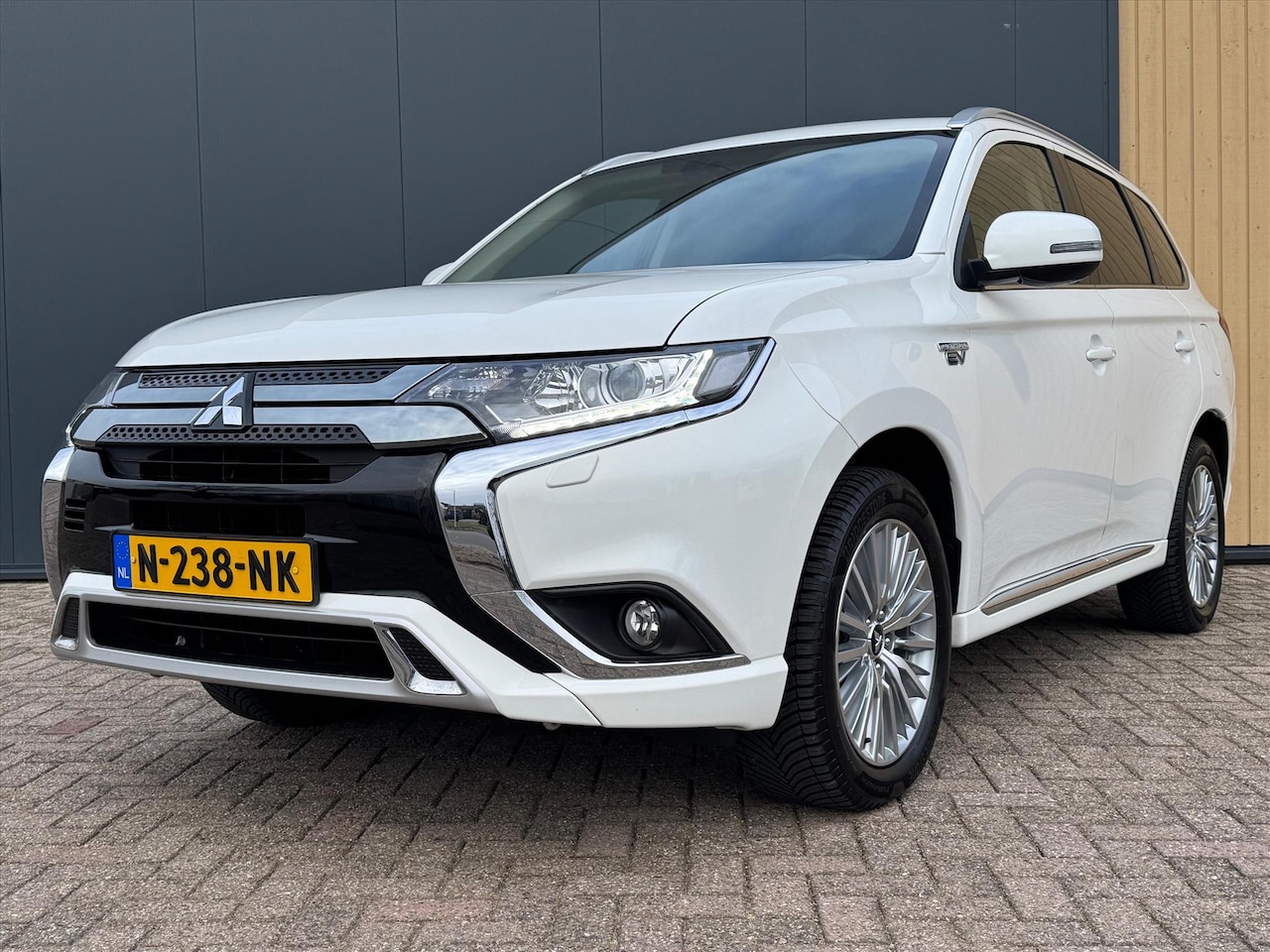 Mitsubishi Outlander - 2.4 PHEV 240pk 4WD Intense | Trekhaak | Camera | Stoelverwarming | Navi | Carplay | - AutoWereld.nl
